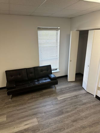PRIVATE SALON INDIVIDUAL AND DOUBLE SUITES FOR RENT!
