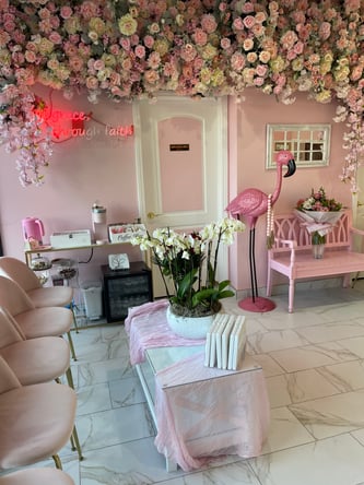 Best opportunity for promoting your business in a beautiful salon in Glendale