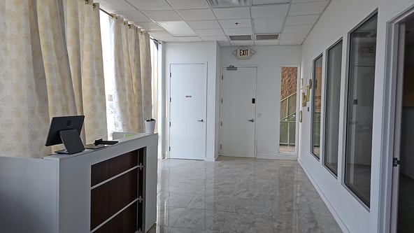 booth for rent/ entire room for rent