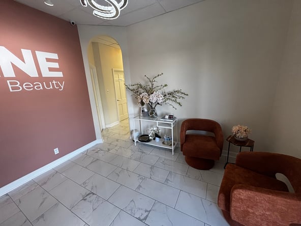 Large Window Suite -Prime Location