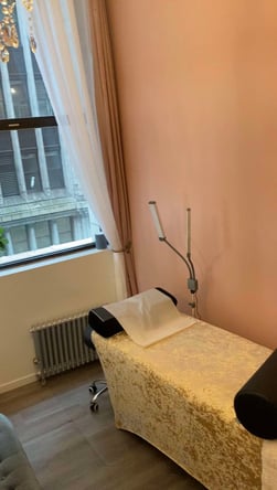 Salon Bed space rental ( half a salon), chic Prime location