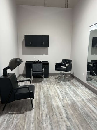 LARGE SINGLE SALON SUITES
