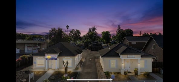 Large 12×11 Salon Suite in Historic Folsom – Window & Parking!