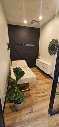 Beautiful New high end salon with room(s) available