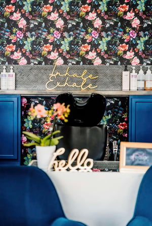 Salon station for lease