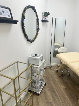 Looking for a renter to sublet/share our space in a storefront salon. Single Unit.