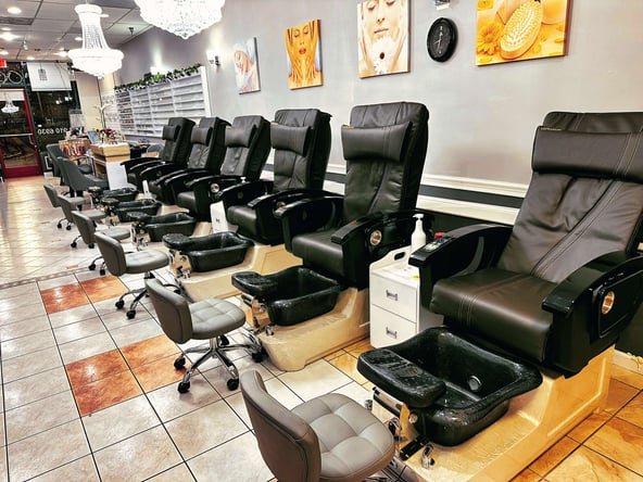 Nail salon station for rent