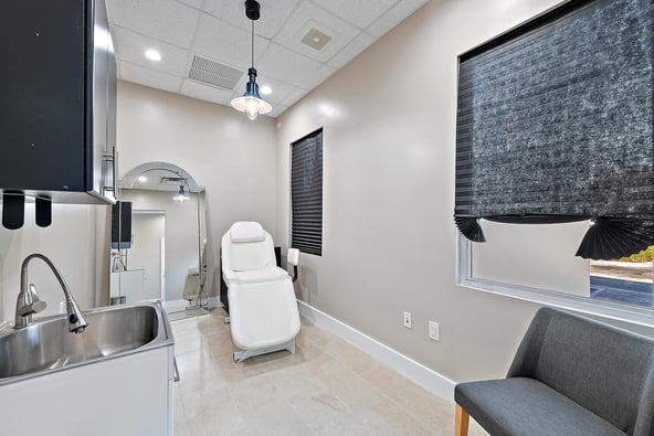 Luxe Beauty Bar Suites/ Luxury Salon Suites Rental WPB