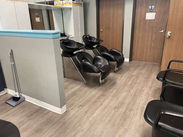 “Prime Hair Stylist Space Near SoFi Stadium – Rent Today!”