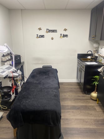 Now Renting Private Salon Suites on Ventra Blvd Woodland Hills Ca.