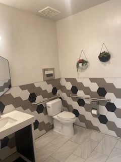 Roseville Salon Suites for Lease – 8×8 Suite! Perfect for Beauty Pros