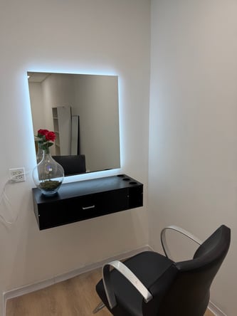 Luxury Salon Suite **LakeView/Lincoln Park**
