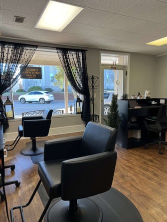 Chair for rent in Beautiful Downtown Perry!