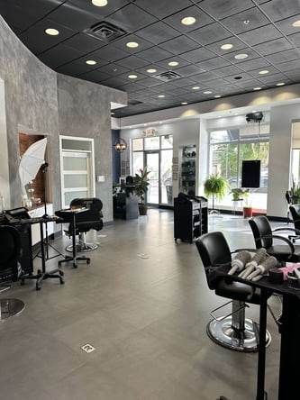 South Miami Booth – Stylist Chairs & Manicure Tables For Rent