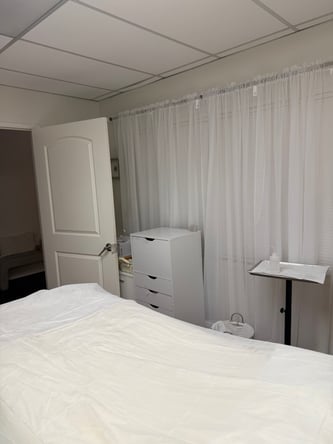$1,400 Private room for rent (woodland hills)