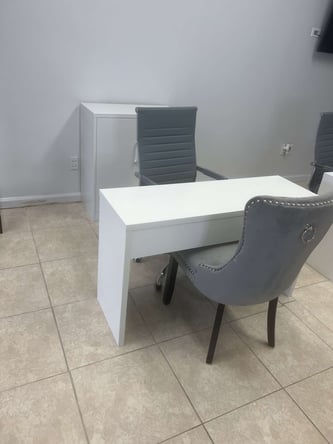 NAIL SALON BOOTH AVAILABLE FOR RENT