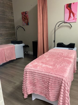 Brand New Suites, Booths & Chairs in Altamonte Springs | Delicate Beauties Beauty Bar