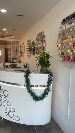 Modern , clean, beautiful nail salon is ready for a good team to work amazing.1,500 sqft salon
