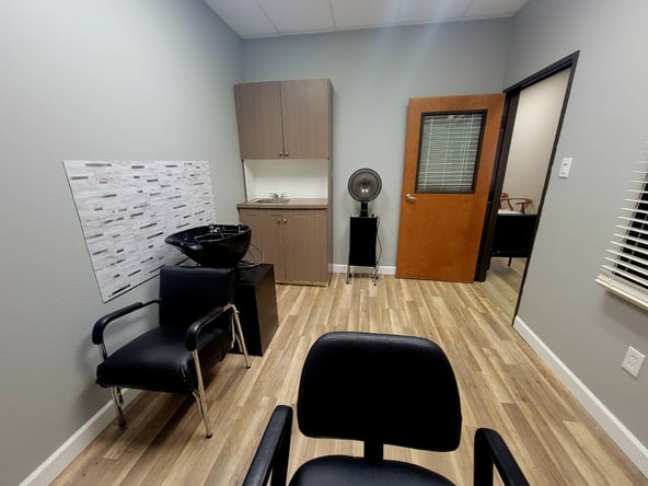 UNIQUE SALON HAS AVAILABLE SUITES IN PLANO!! WONDERFUL LOCATION!