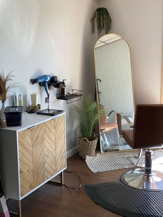 Beautiful Stylist’s Space Ready for Someone Amazing!