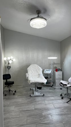ROOMS for BEAUTY BUSINESS RENT in ICONIC BEAUTY SPACE (Sacramento)✨