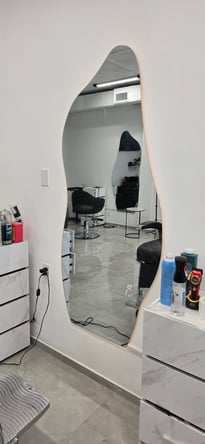 Modern Salon Chair for Rent in Hollywood, FL – $200/Week with High Foot Traffic!