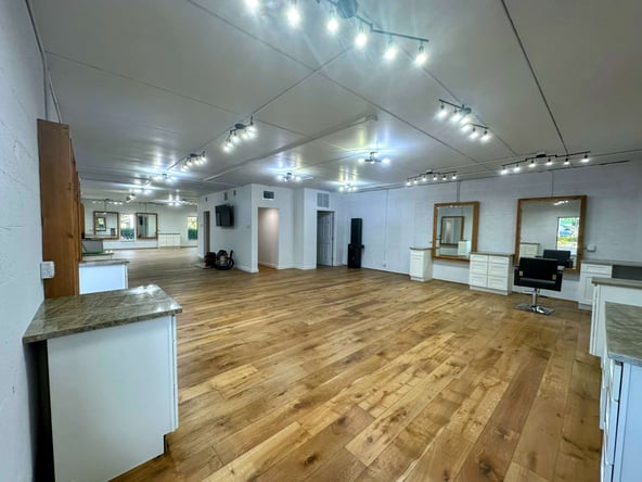 salon stations from ±64 to 128 square feet