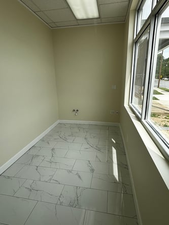 Large Window Suite -Prime Location