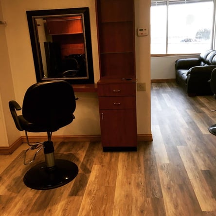 Salon chair available!! Braiders welcome! (South Milwaukee)
