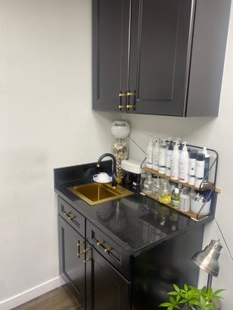 Now Renting Private Salon Suites on Ventra Blvd Woodland Hills Ca.