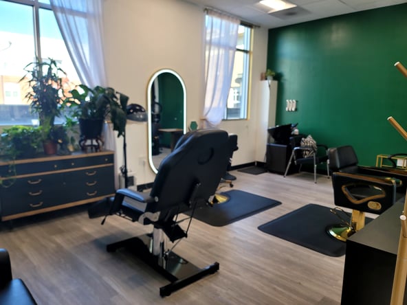 ✂️ PRIME SUITE SPOT! LICENSED STYLIST WANTED FOR SHARED SPACE