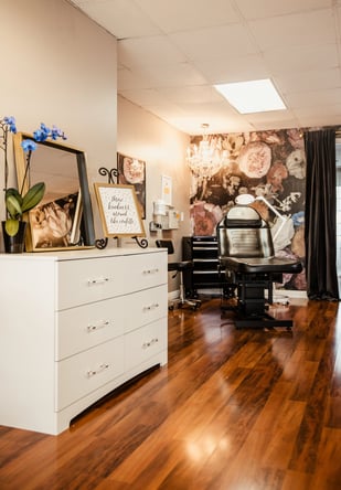 Prime Huntington Beach Salon Chair for PMU, Lashes, Waxing & More! Steps from Main Beach