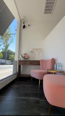 Lash/Brow Booth in Sherman Oaks on Ventura Blvd – Utilities Included