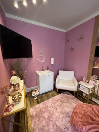 Premium Suites in Affluent Area –Turn Key + Easy Start!