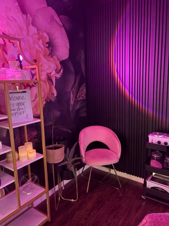 ✨ Salon Suite Available in Cedar Hill ✨ 📍$250/week – Front Window Suite | 1 Week FREE Every 6 Month