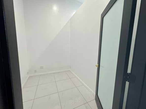 Furnished Luxury Private Salon Suites