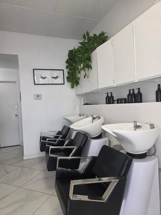 Chair and Nail Stations for Rent in Woodland Hills, Los Angeles