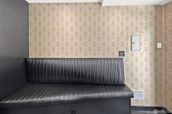 Prime Turnkey Barber Chair Rental in Seattle’s Central District (24th & Cherry) – 3 Chairs