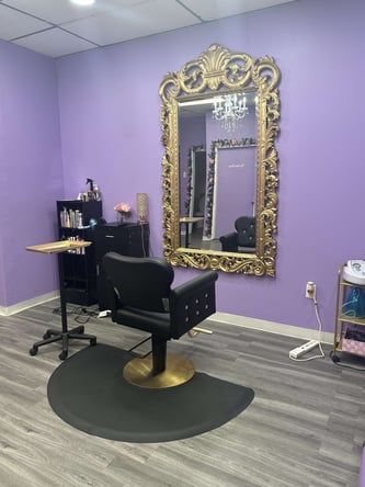 Looking to rent station in cute girly pink salon