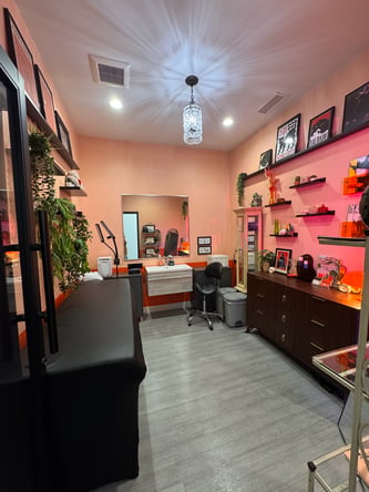 Premium Salon Suite in Huntington Beach – 3 Weeks Free Rent!