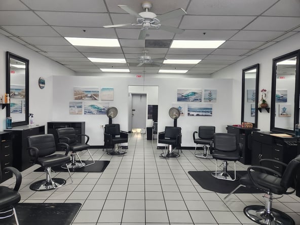 Salon Chair for Rent in Palm Beach Gardens – $250/week