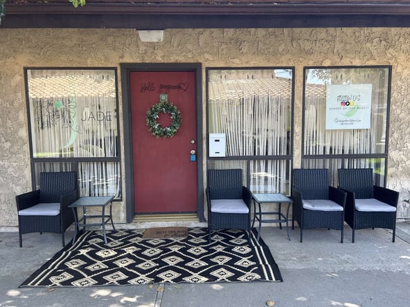 Salon station for rent in Downtown Downey. Cute and stylish salon with many amenities included!