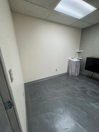 Rm for rent $275wk (any beauty professional if it’s the right fit) (Summerlin)