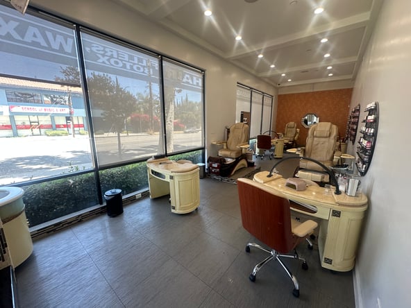 2 WEEKS FREE + All-Inclusive Booth Rental in Granada Hills — $265/Week