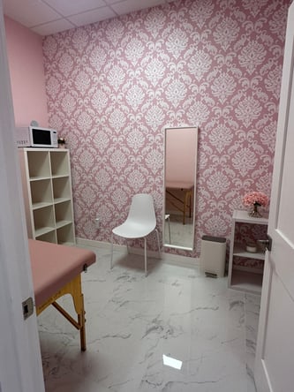Salon Suites in PRIME East Orlando Location for Rent!
