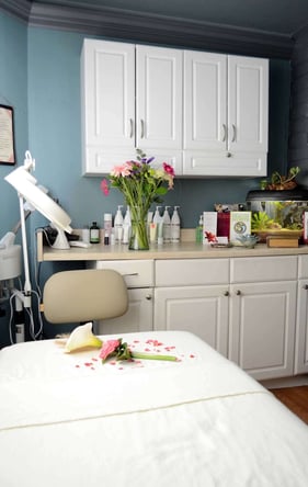 Private Suite/room available in a established cozy beach salon