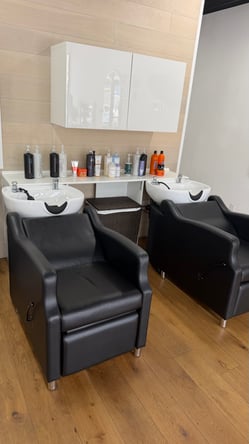 LUXURY SALON – Stations and Room for RENT