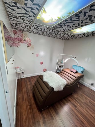 Chic Coral Gables Salon: Private Room or Bed Rental: Perfect for Lash and Brow Artists