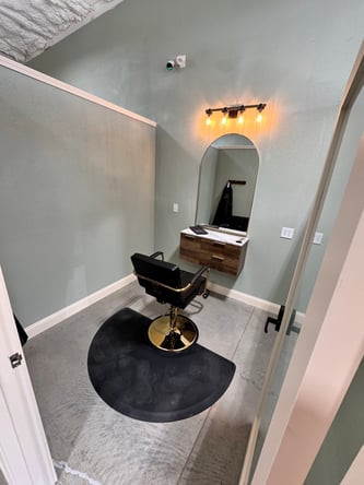NEW SALON – Booths and Rooms for RENT
