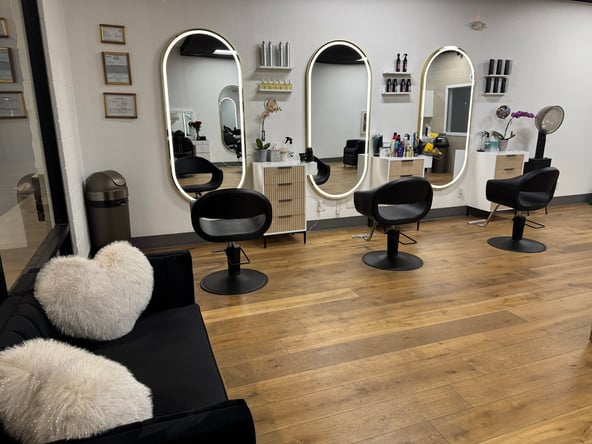 LUXURY SALON – Booths and Rooms for RENT